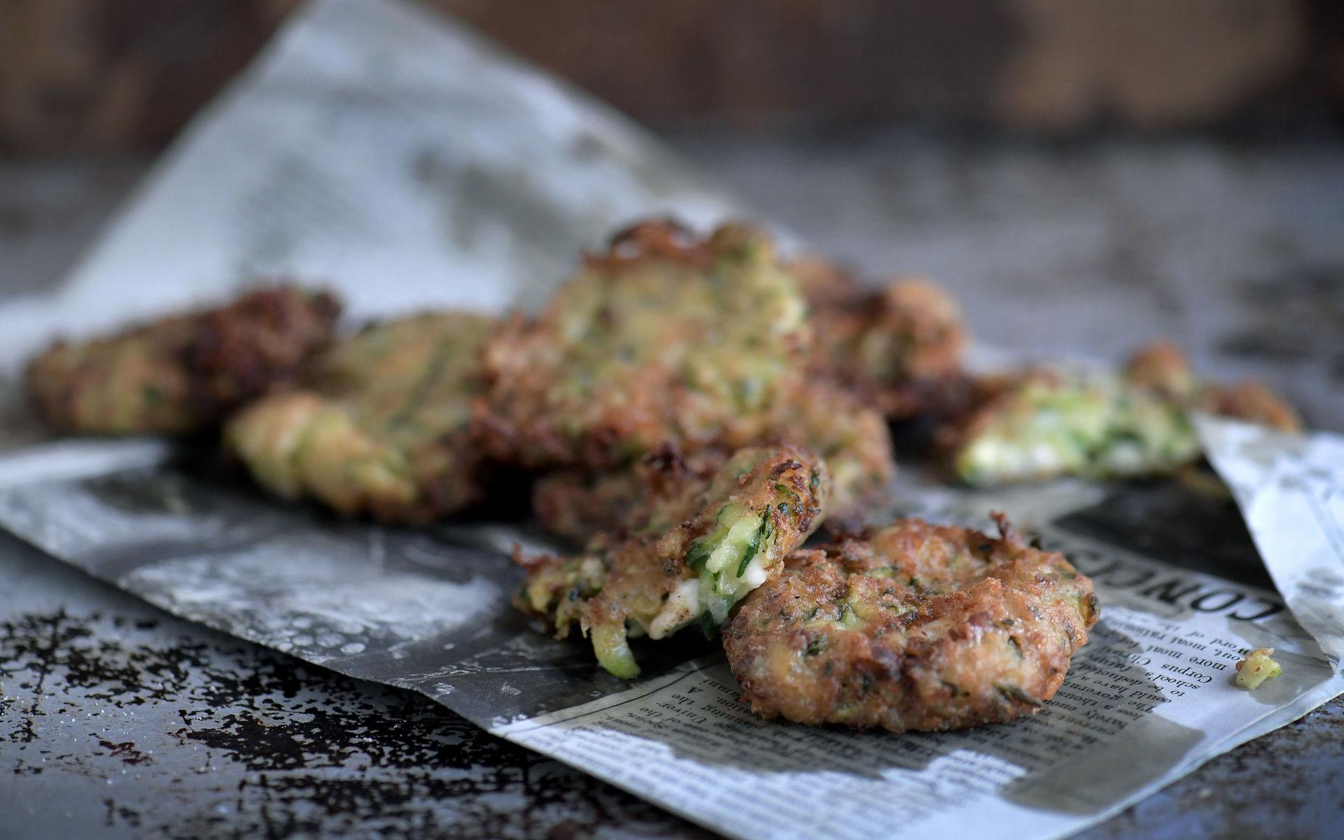 Friterade zucchiniplättar är en grekisk delikatess.