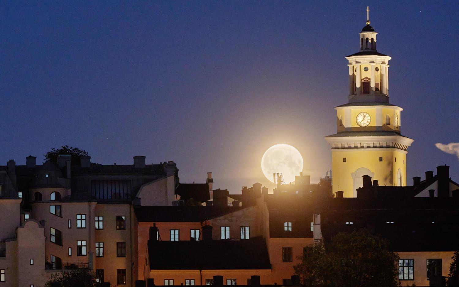 Supermåne vid Katarina kyrka på Södermalm i Stockholm.