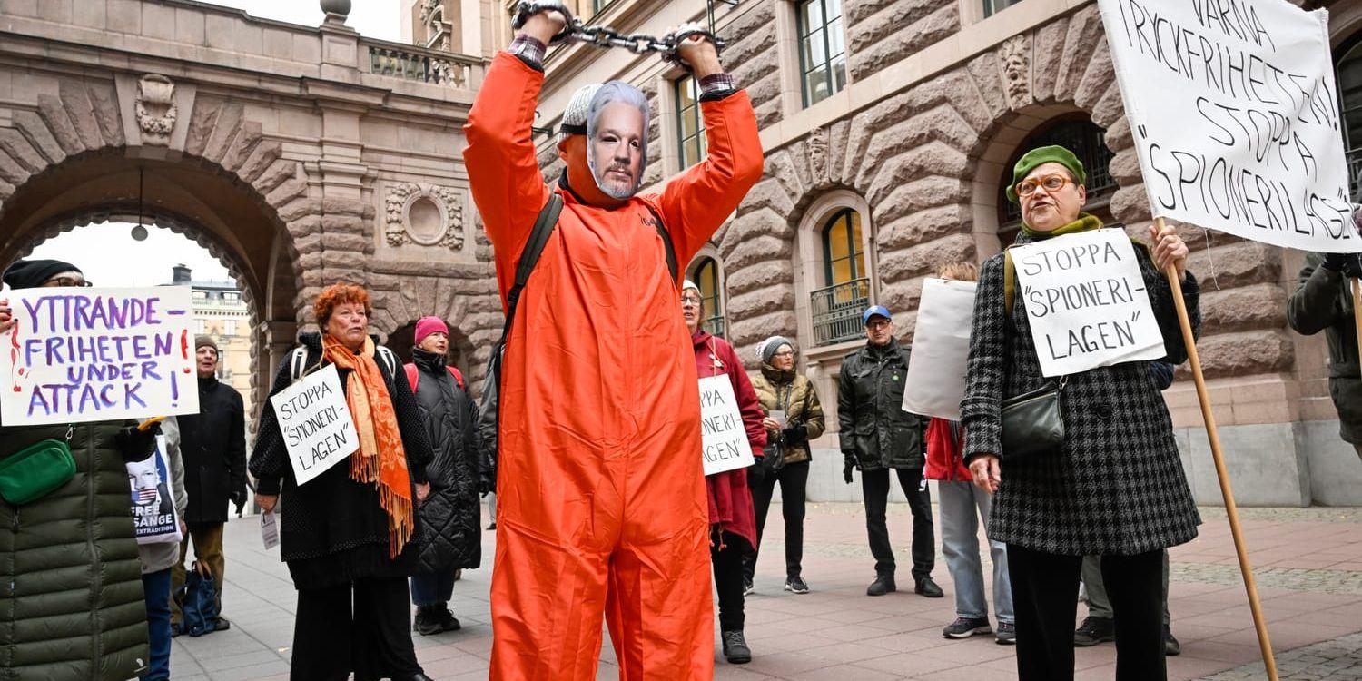 Demonstranter utanför riksdagen protesterar mot grundlagsändringar om utlandsspioneri som debatteras i riksdagen under onsdagen.