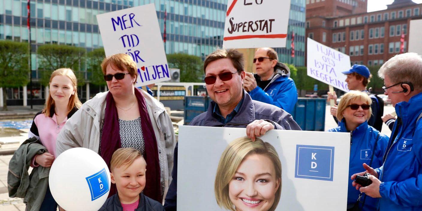 Familjen Wäppling, Annie, Jenny, Hannes och Joakim, demonstrerar med Kristdemokraterna i Västerås på första maj.