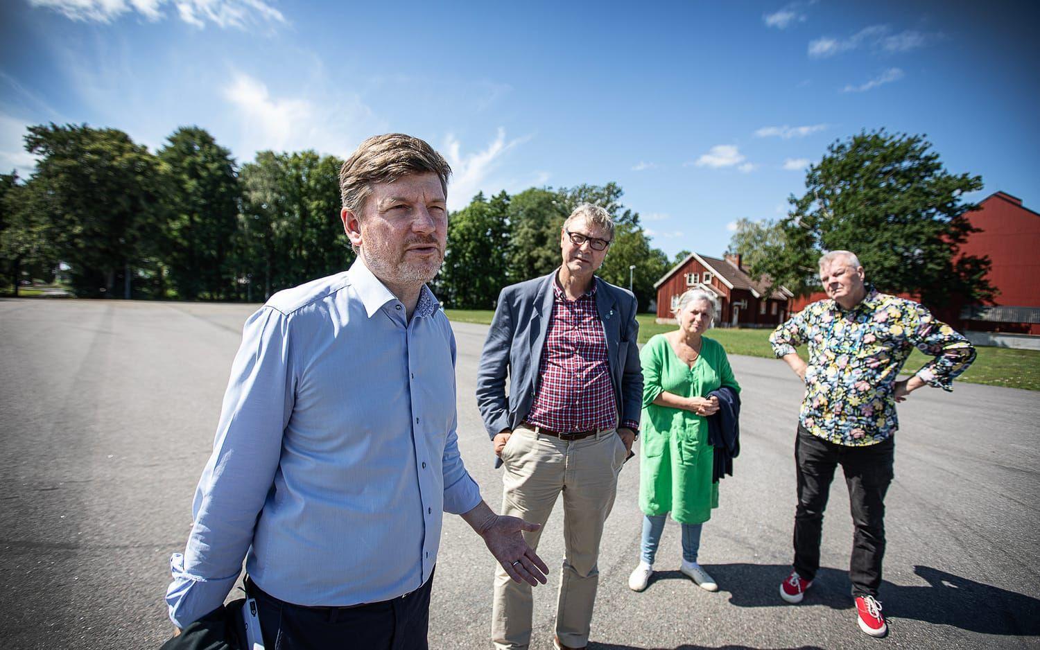 Riksdagsledamoten Martin Ådahl (C) besöker Nuntorp för att prata om biogas med lokala politiker och berörda. I bakgrunden syns centerpartisterna Mats Andersson, Mikaëla Thorén och Morgan E. Andersson.