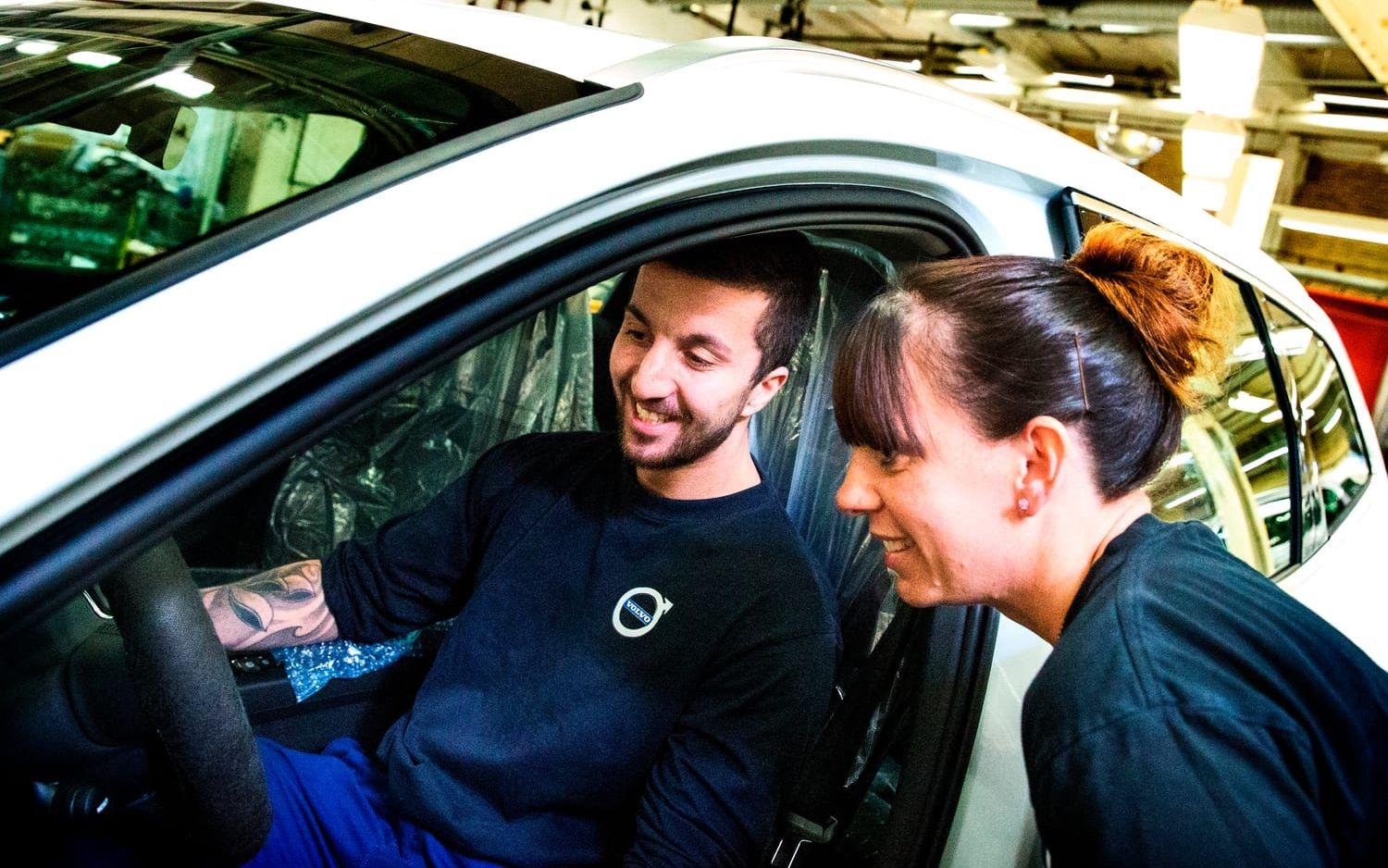 Daban Kader och Therese Kanhede jobbar som montörer på Volvo i Torslanda. "Det här är lyx", säger Daban.