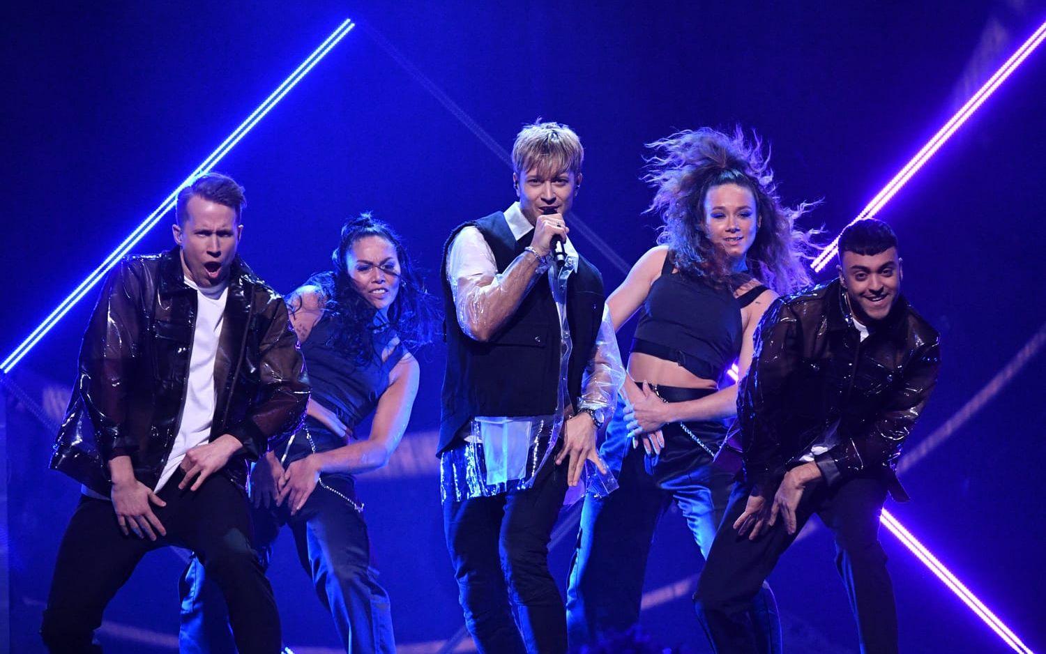 MALMÖ 20190209 Vlad Reiser framför sitt bidrag Nakna i Regnet under Melodifestivalen deltävling två i Malmö Arena på lördagen.Foto: Johan Nilsson / TT / Kod 50090 