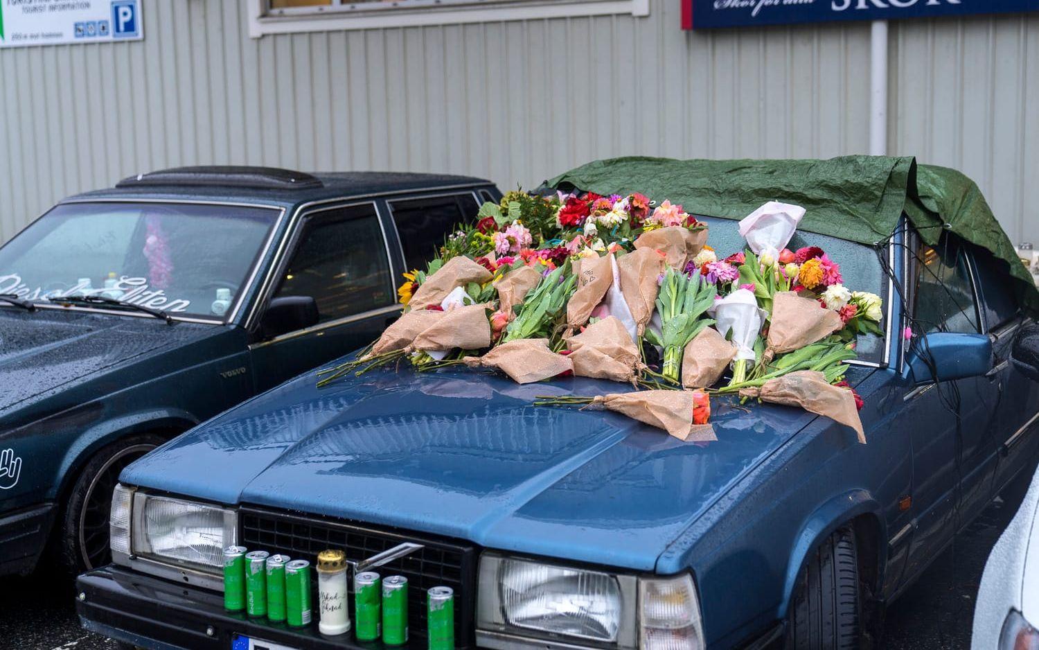 På en av de omkomnas A-traktorer placerades blommor, ljus och hans favoritdryck. 