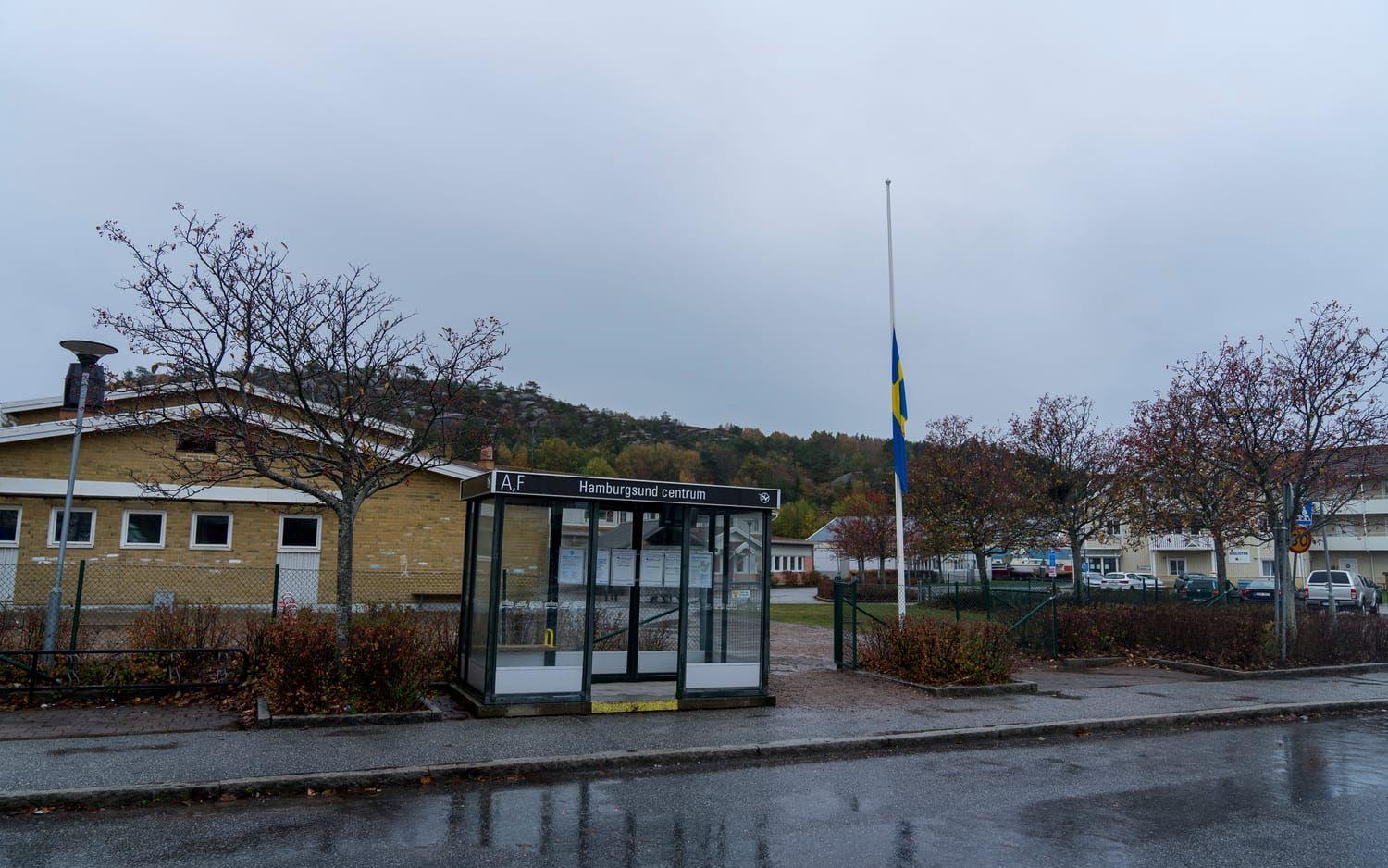 Inne i centrum är flaggan hissad på halv stång. 