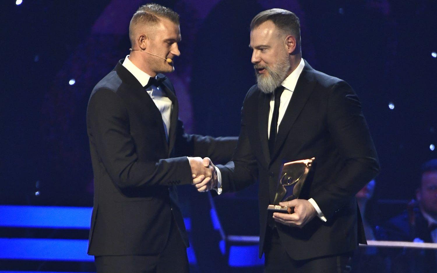 STOCKHOLM 20190121Rikard Grönborg tar emot Elias Petterssons pris för Årets nykommling Prisutdelare Robin Jansson på scen under Idrottsgalan 2019 i Globen på måndagen.Foto: Claudio Bresciani / TT / kod 10090