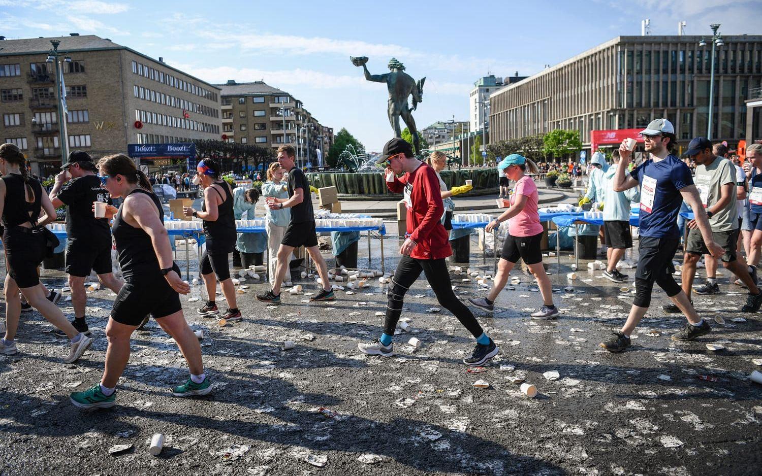 Pappersmuggarna smälter samman med asfalten.