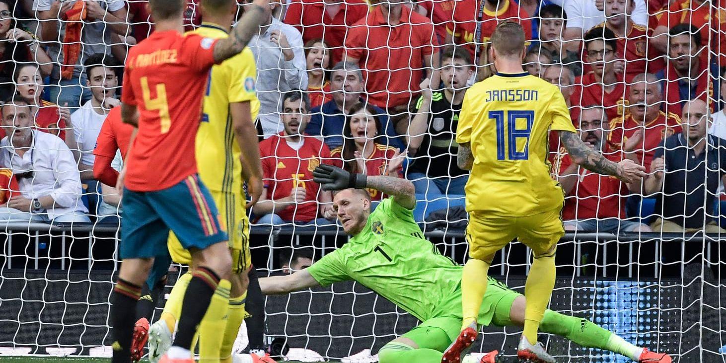 Sveriges målvakt Robin Olsen med en räddning under måndagens EM-kvalmatch grupp F mellan Spanien och Sverige på Santiago Bernabéu-stadion.