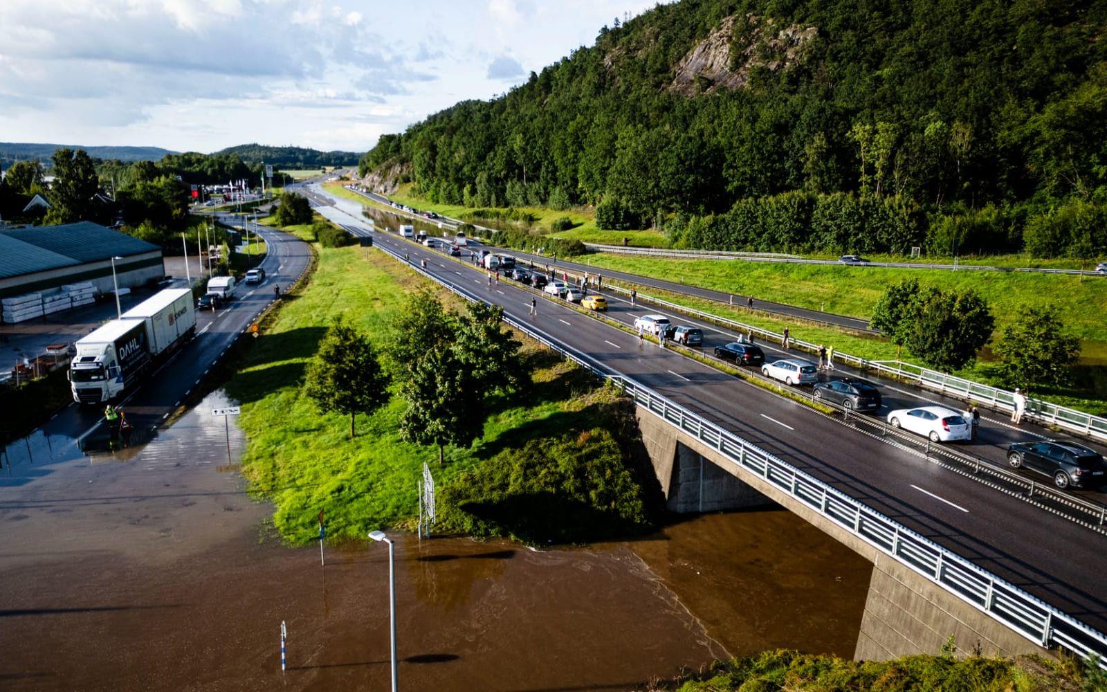 Dramatiska bilder från E45 mellan Trollhättan och Göteborg under söndagskvällen. 