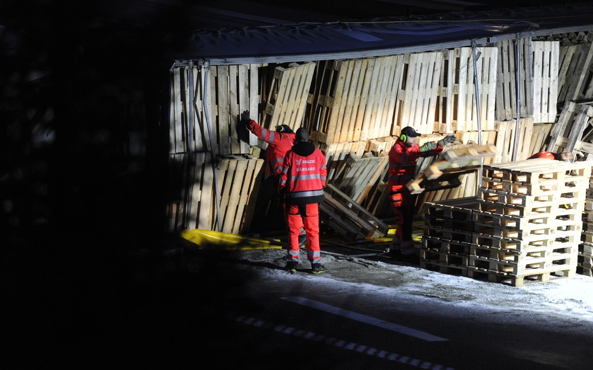 Här börjar bärgningen med lastbilen