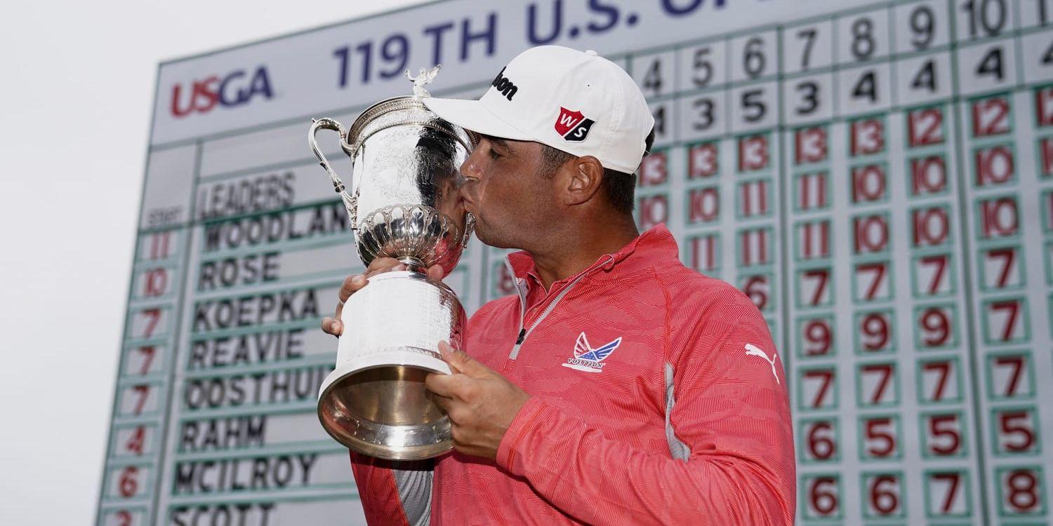 Gary Woodland kysser segerpokalen efter sin seger i US Open.