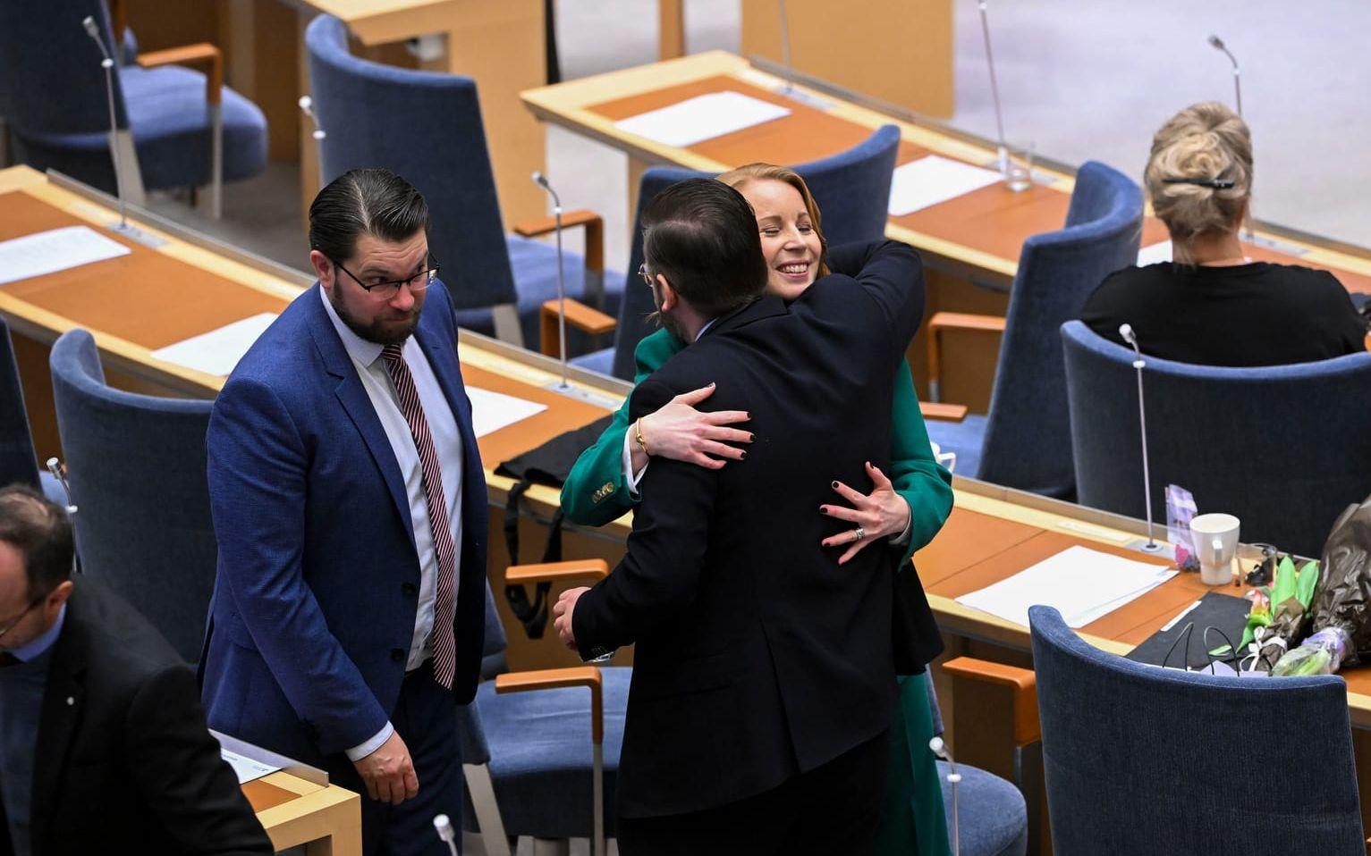 STOCKHOLM 20230118Centerpartiets avgående partiledare Annie Lööf (C) kramas om av sin möjlige efterträdare, partiledarkandidaten Muharrem Demirok (C), under onsdagens partiledardebatt i plenisalen i riksdagen. Foto: Fredrik Sandberg / TT / 10080