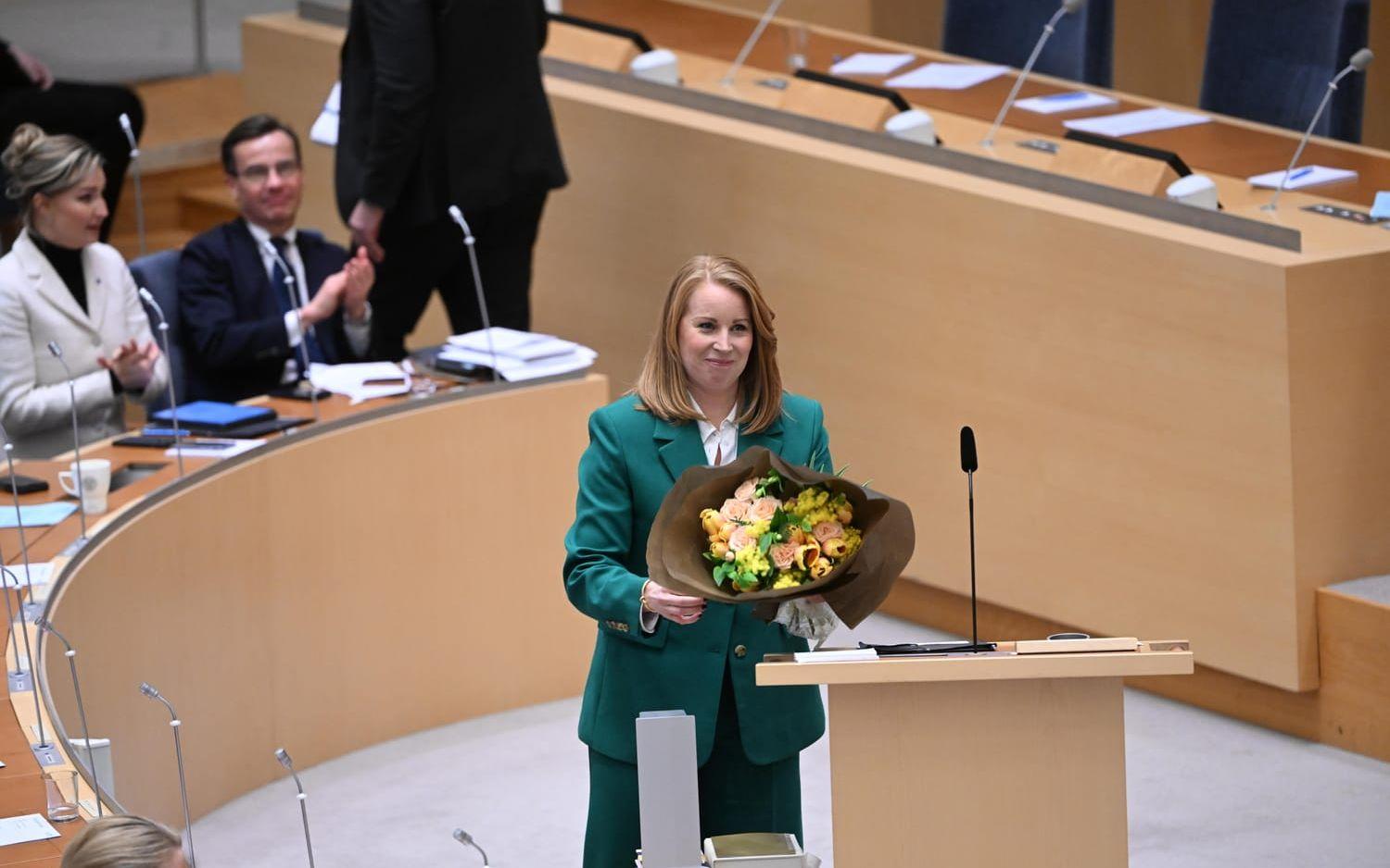 STOCKHOLM 20230118
Centerpartiets avgående partiledare Annie Lööf (C) avtackas under onsdagens partiledardebatt i plenisalen i riksdagen. 
Foto: Fredrik Sandberg / TT / 10080