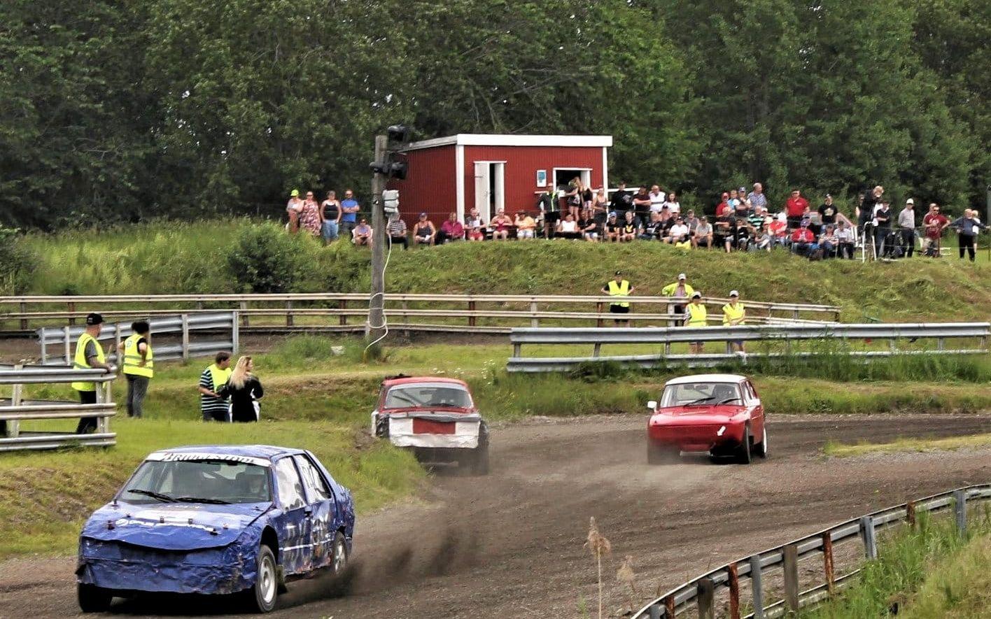 LÖRDAG: Motorfest väntas när SMK Trollhättan inbjuder till folkracetävling. Oktoberracet på Hedeängsbanan i Trollhättan hålls varje år och nu är det äntligen dags igen. 