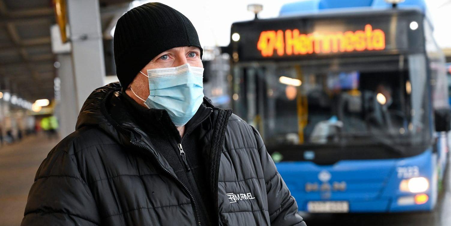 Munskydd på i rusningstrafik för den som inte kan undvika det. Så lyder det allmänna rådet som gäller från den 7 januari. Bäraren här har ett kirurgiskt eller medicinskt munskydd.