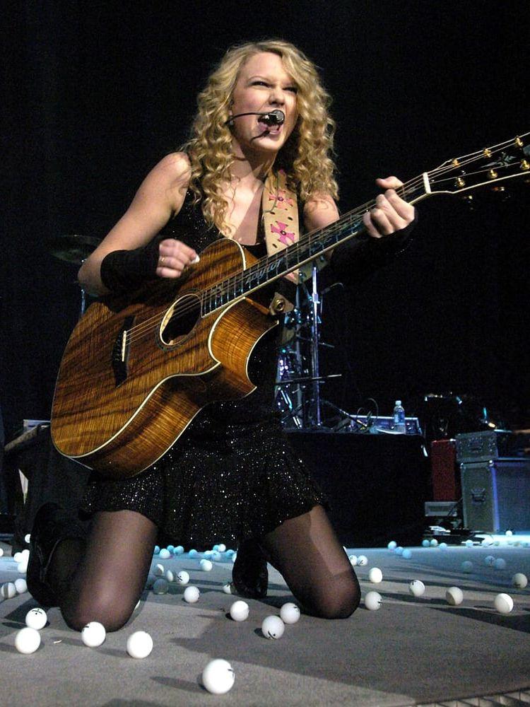 Taylor Swift under konsert 2007. Genom åren har hon haft ett antal ikoniska stilar.