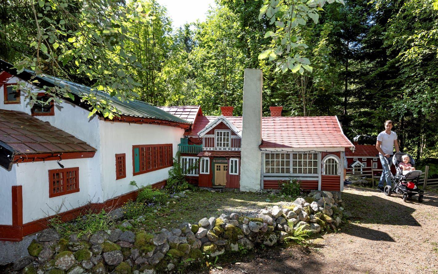 Patrik Strömberg tar en promenad i Lillputtland tillsammans med dottern Linnea. Här passerar de Carl Larssons-gården.