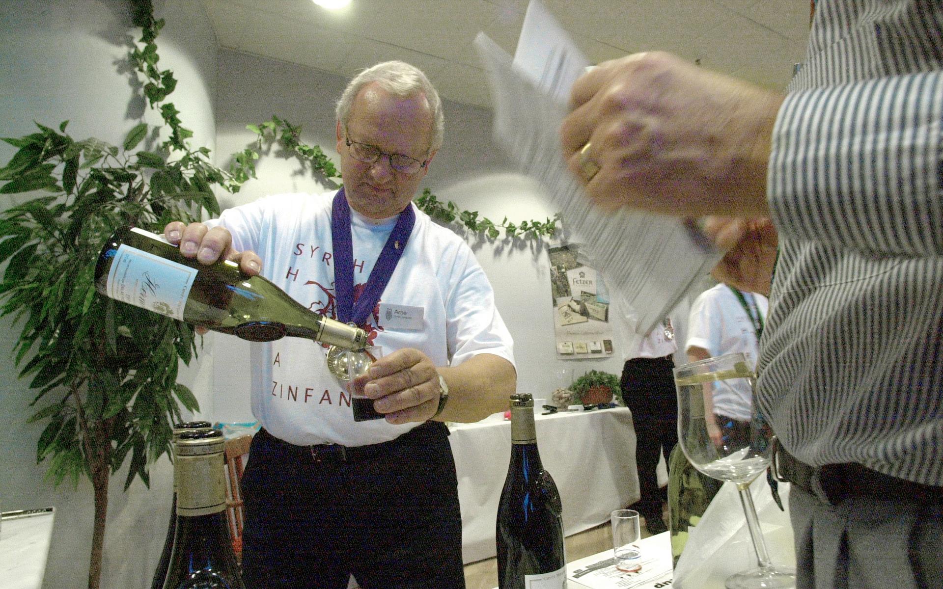 Arne Johansson, Munskänkarna, serverar vin vid den årliga vinprovningen i Folkets hus 2001. 