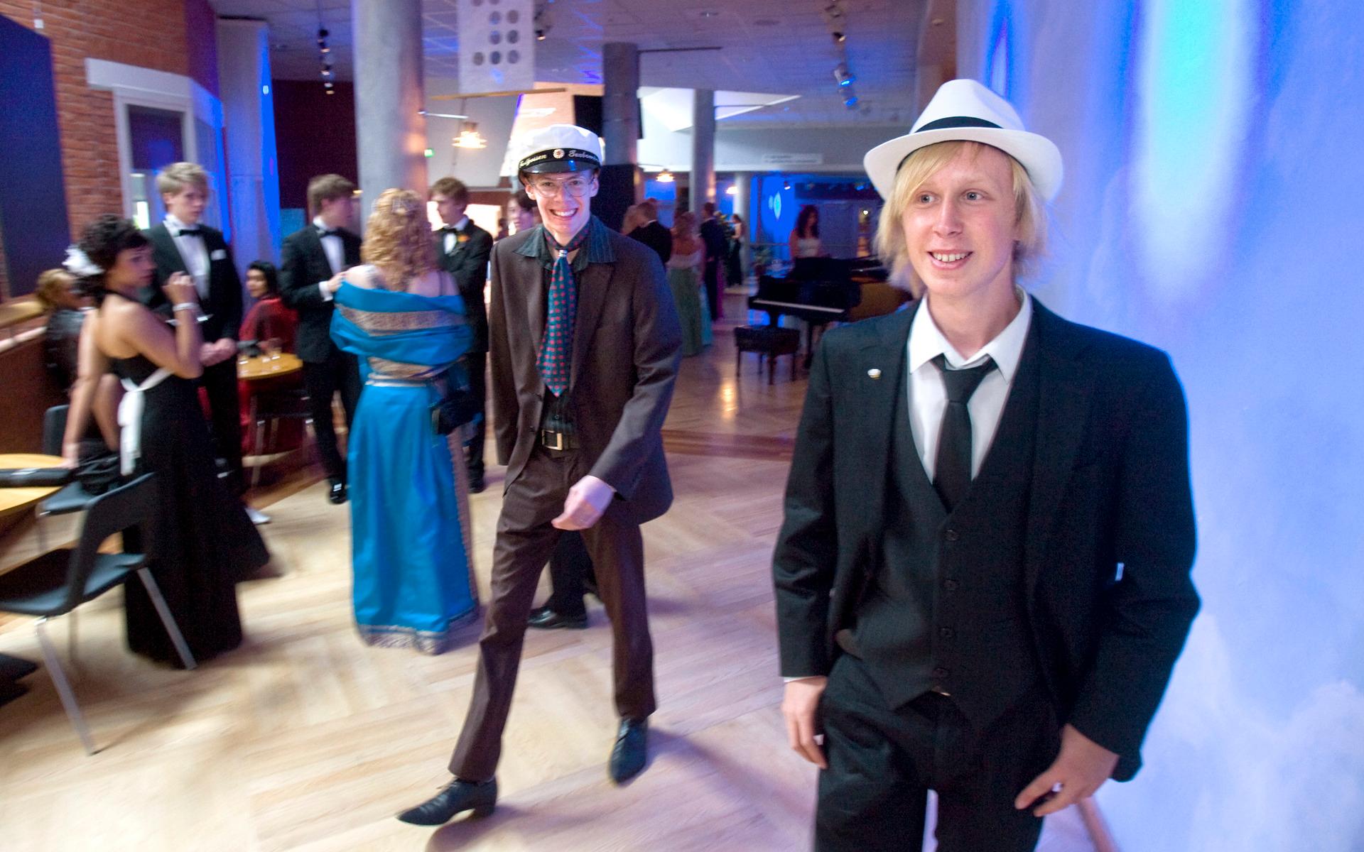 Studentbal 2009 i Trollhättans Folkets hus, bilparad på Garvaregatan och mingel. Erik Barkman och Anton Johansson