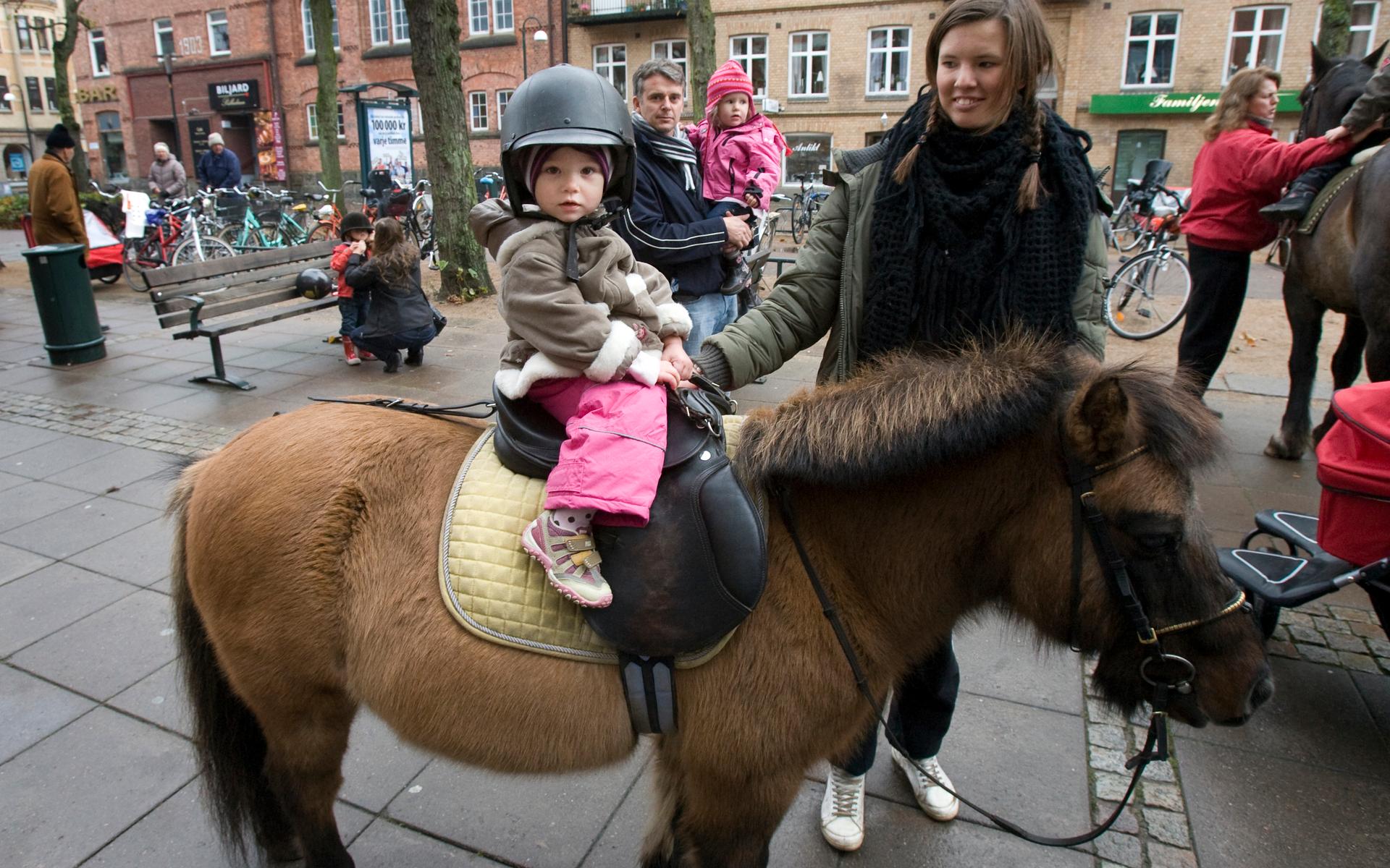 Folkets Hus familjedag Cornelia Nilsson red på ponny 2008. 