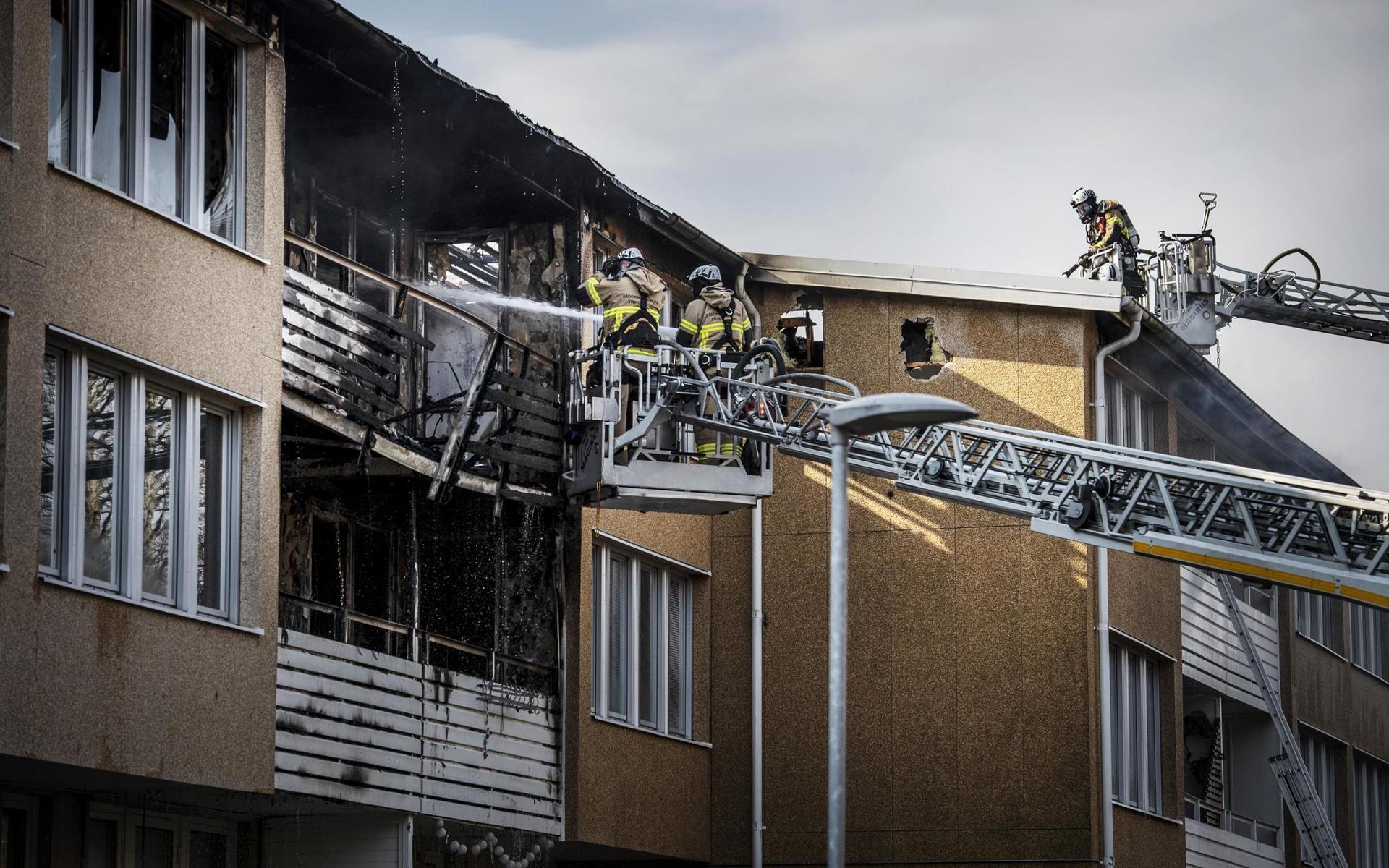 Branden ska ha startat i ett trapphus och sedan spridit sig till vinden. Därifrån tog den sig sedan till ytterligare trappuppgångar. 