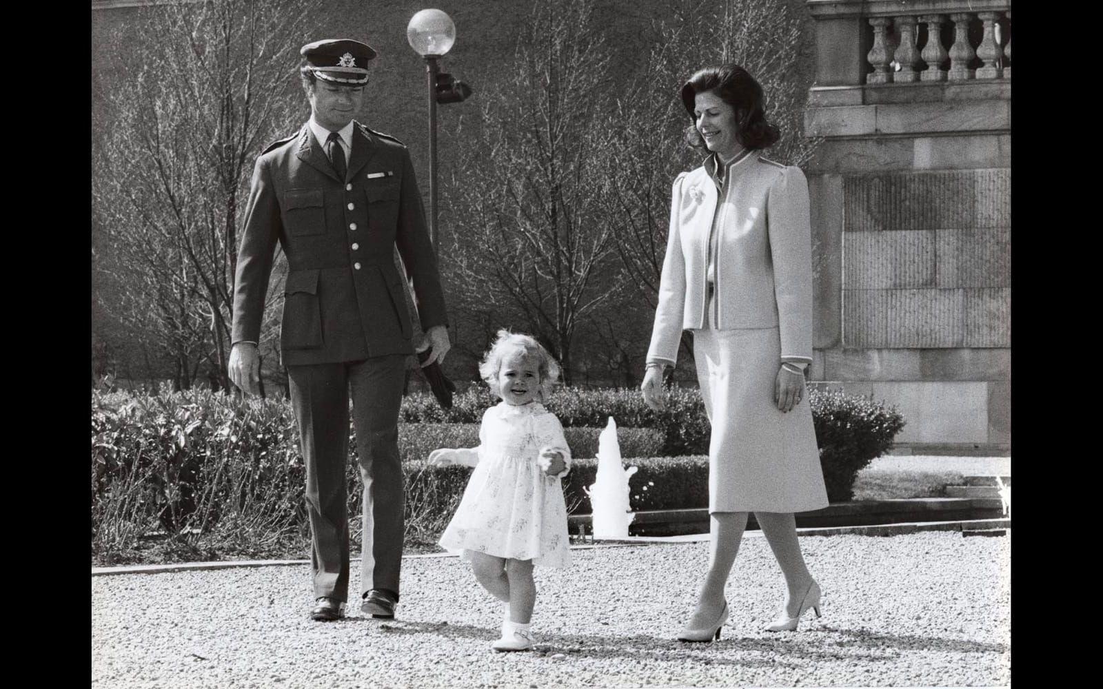 1984: Kungen och Drottning Silvia på promenad med lilla Madeleine.