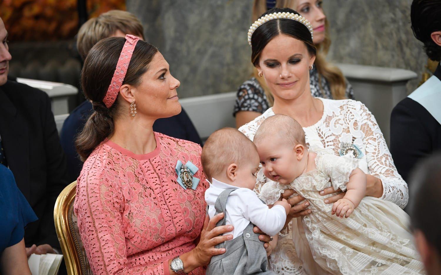 Prins Oscar och prins Alexander slår sina kloka huvuden ihop.