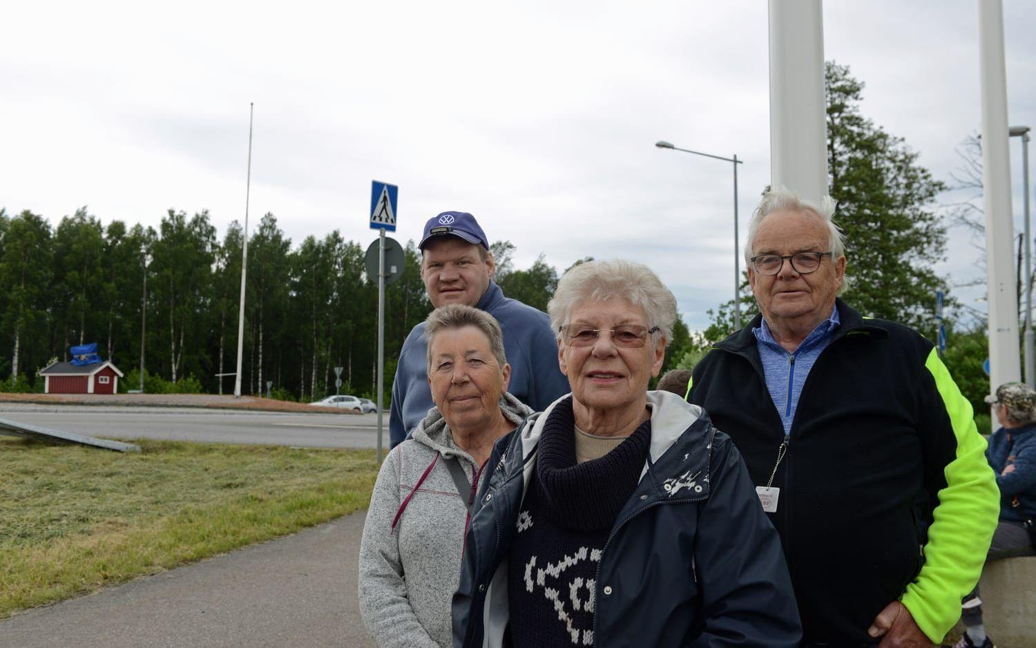 Luffar-Lasse hyllades på lördagen med en rondellutsmyckning i Ladugårdsrondellen på Överby i Trollhättan. Christina Skogström från Göteborg träffade på Lassefans intill rondellen – Ingrid och Göran Johansson, och Jonas Olausson från Trollhättan.