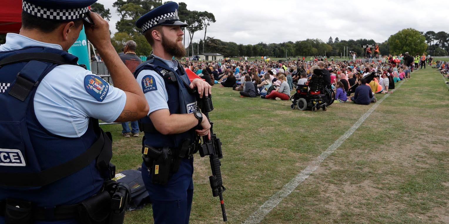 Poliser vid en kärleksmarsch i Hagley Park i Christchurch efter moskéskjutningarna. Arkivbild.