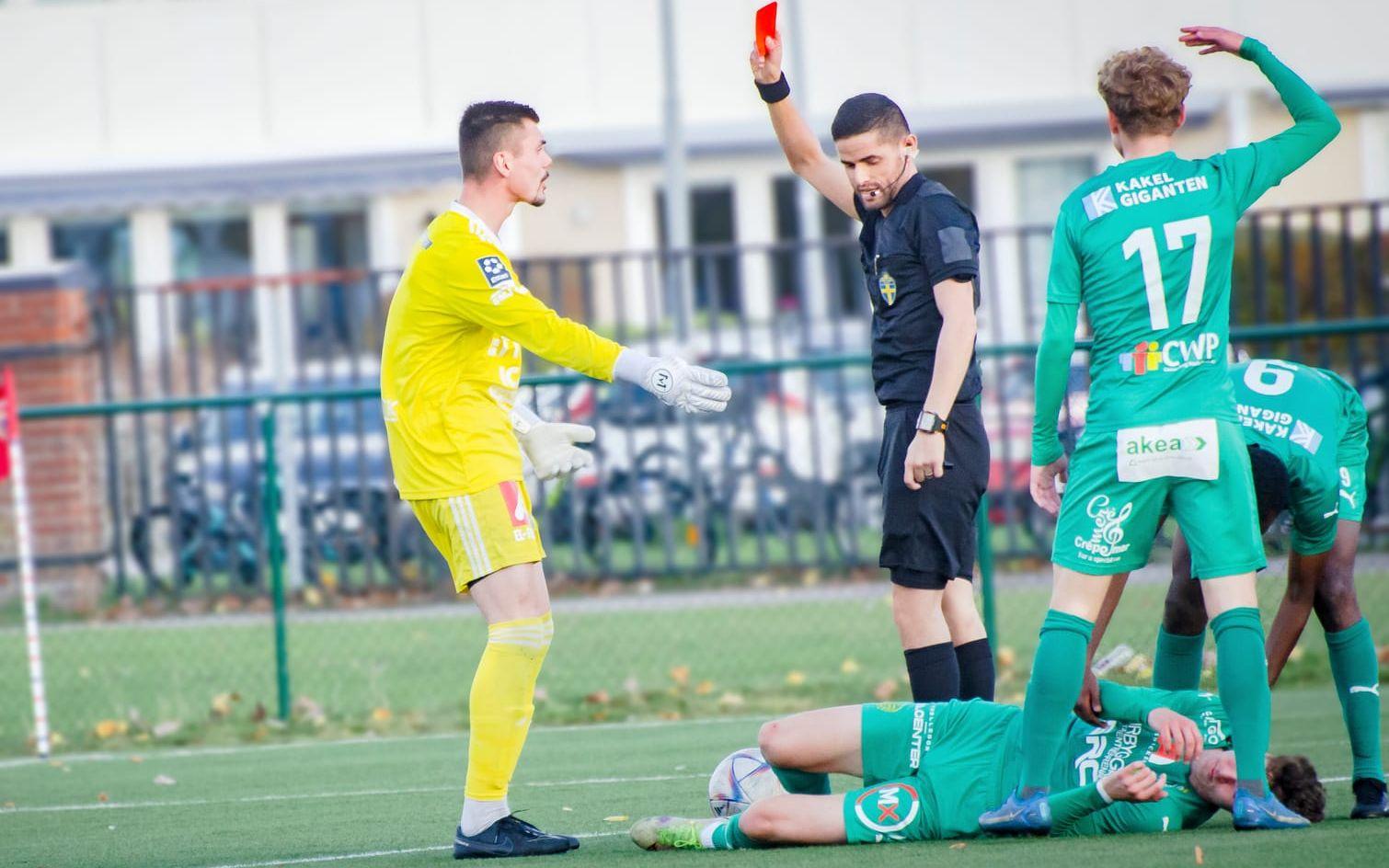 Ekholm fick syna det röda efter 73 minuters spel.