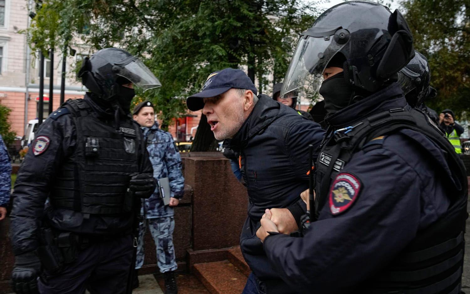 Polis griper en demonstrant i Moskva under lördagen. 