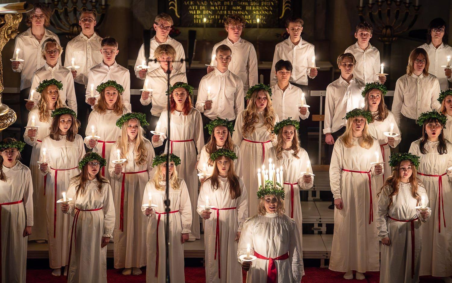 38 elever från Birger Sjöberggymnasiets musikestetprogram fyllde Vänersborgs kyrka med sina röster och skapade en magisk stämning.