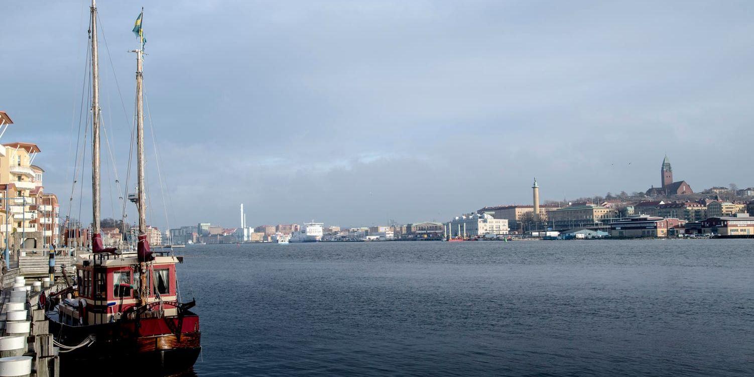 Den planerade linbanan ska binda samman de centrala delarna av Göteborg och Hisingen. Kvarteren kring Järntorget på södra älvstranden fotograferade från Hisingen. Arkivbild.