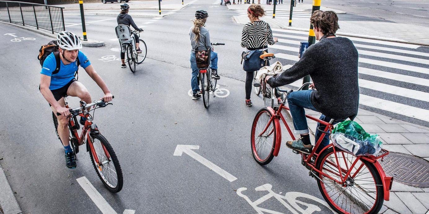 1,5 miljarder kronor ska gå till projekt som ska få fler att välja cykeln och att åka kollektivt. Arkivbild.