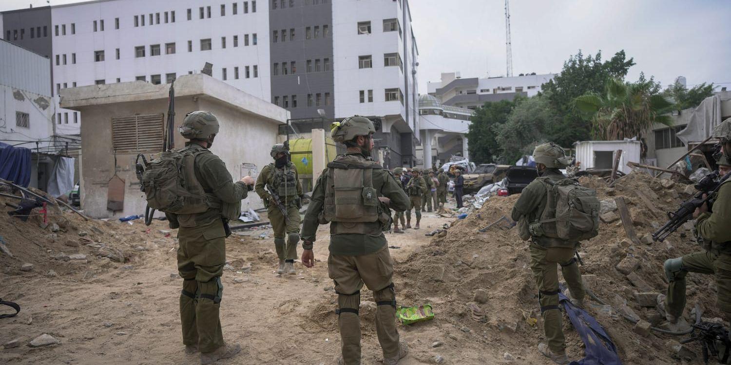 Israeliska soldater utanför Shifasjukhuset i Gaza stad i november förra året. Arkivbild.