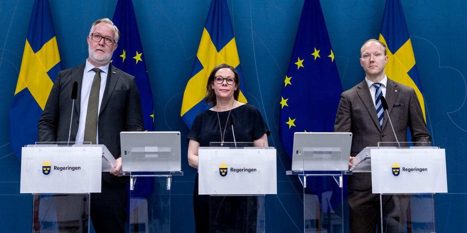 STOCKHOLM 20230217
Arbetsmarknadsminister Johan Pehrson (L), migrationsminister Maria Malmer Stenergard (M) och Sverigedemokraternas migrationspolitiske talesperson Ludvig Aspling presenterar en nyhet om behovsprövad arbetskraftsinvandring under en pressträff på fredagen.
Foto: Christine Olsson / TT / kod 10430