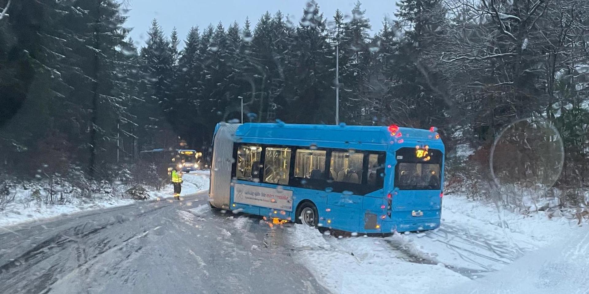 På Pixbovägen körde en buss fast under morgonen. 