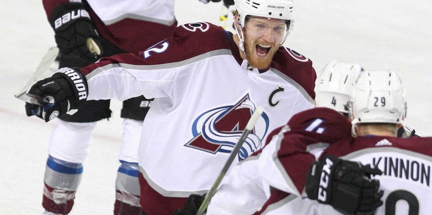 Colorados Gabriel Landeskog firar ett av lagets mål mot Calgary.