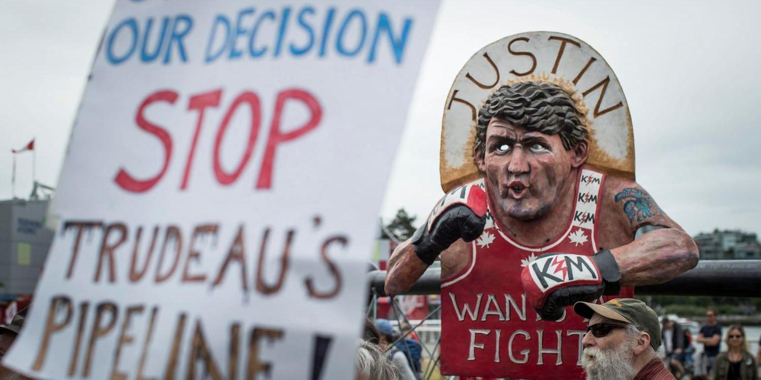 Protester i Vancouver tidigare i juni, mot Justin Trudeaus planer för oljeledningen.