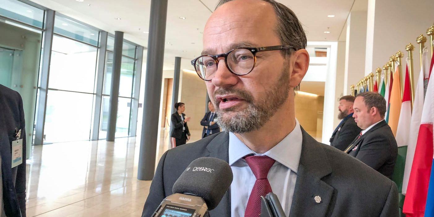 Infrastrukturminister Tomas Eneroth (S) på väg in till torsdagens transportministermöte i Luxemburg.