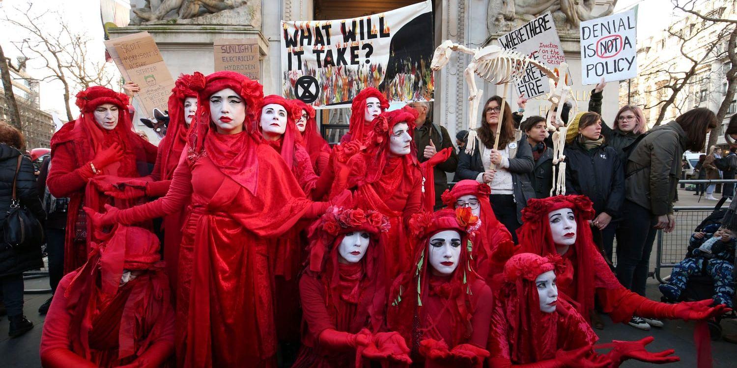 "The Red Rebels", som är en del av den radikala miljögruppen Extinction Rebellion, väntas närvara i Lysekil under tisdagen.