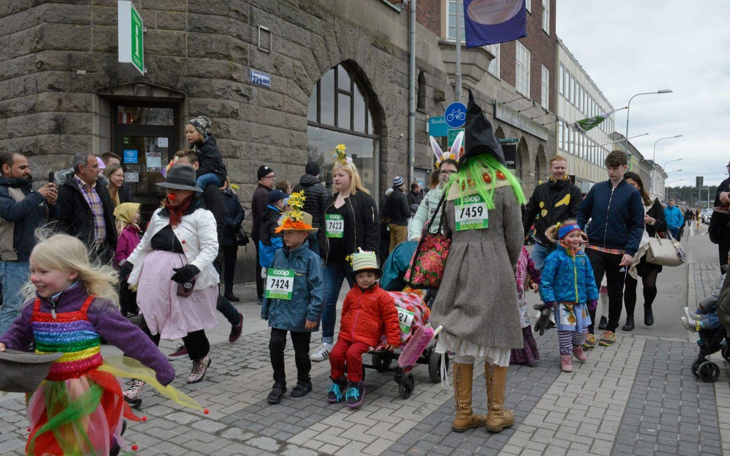 Påskparaden i Vänersborg genom åren.