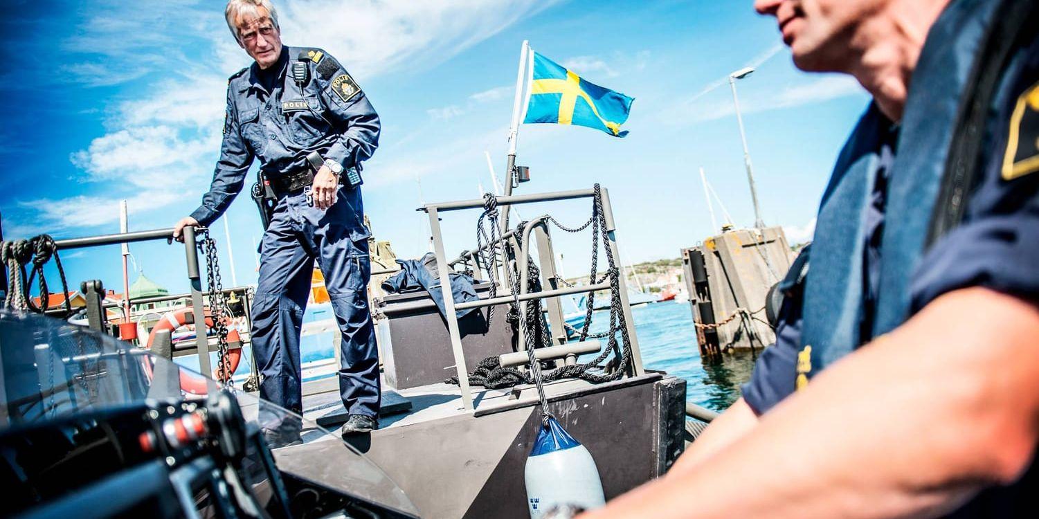 HÅLLER KOLL. Anders Freding och Frans Dahlén är sjöpoliser i Region väst. 