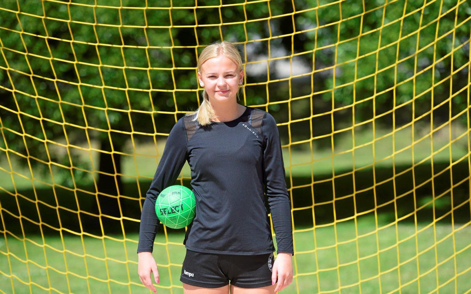 Beachhandbollsspelaren Signe Karlsson kan blir Årets genombrott på Trollhättans idrottsgala 2022. Men hon går en hård kamp mot ...