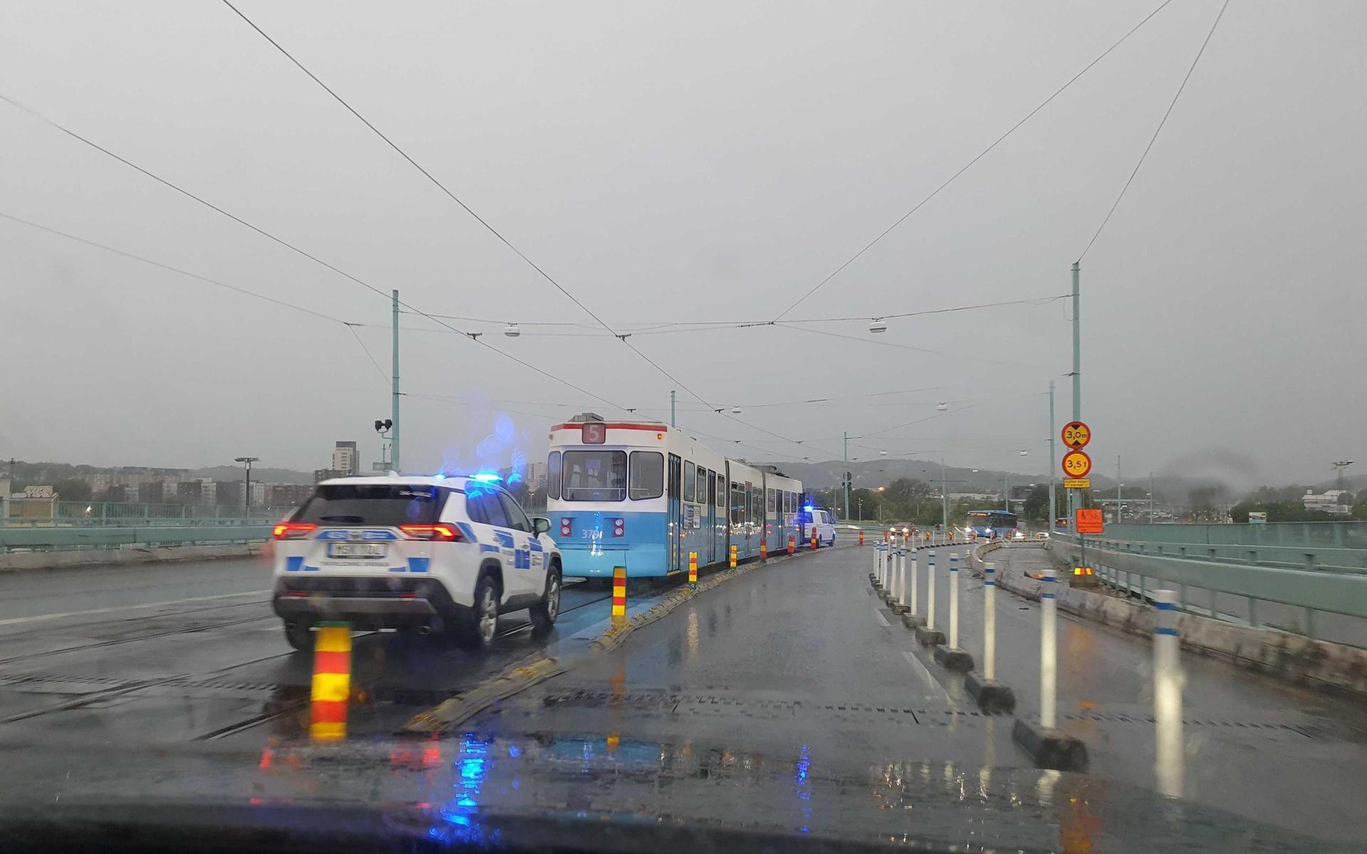 Göta älvbron blev strömlös under en period vilket gjorde att spårvagnstrafiken stod still.